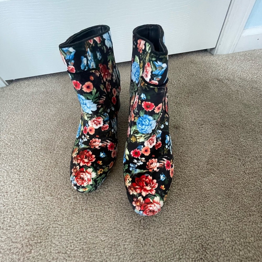 AEROSOLES Black and Red Ankle Boots with chunky heel. Brand new. Never worn.
